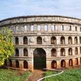 Al centro si trova una porticina metallica e sopra di essa due pietre circolari che segnano due �S�: le iniziali del suo creatore: Stefano Schettini